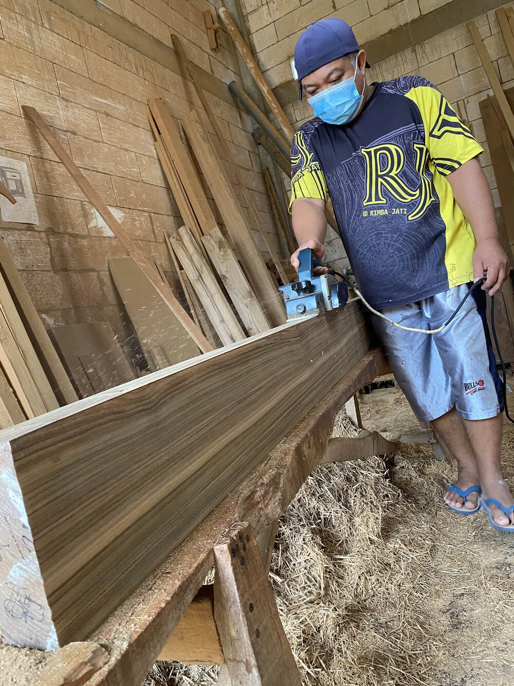 Pengrajin Rimba Jati menyerut papan jati dengan mesin serut