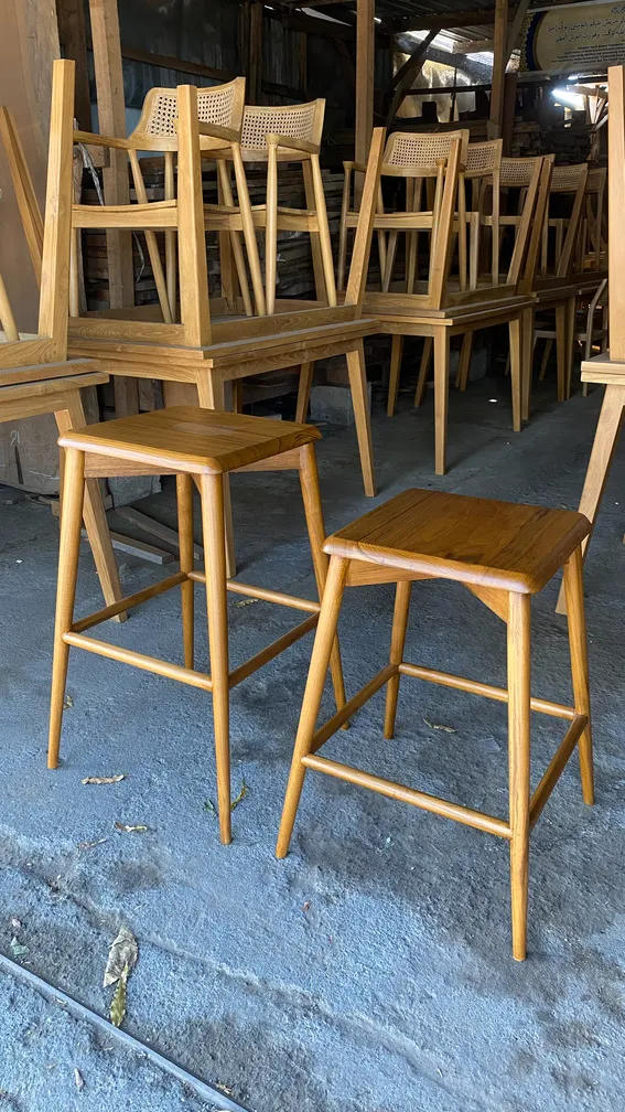 Dua kursi tinggi dari kayu di bengkel