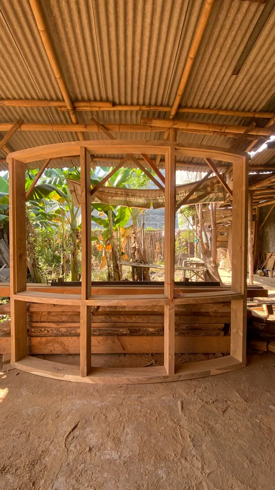Rangka kayu dengan panel kaca di ruang produksi
