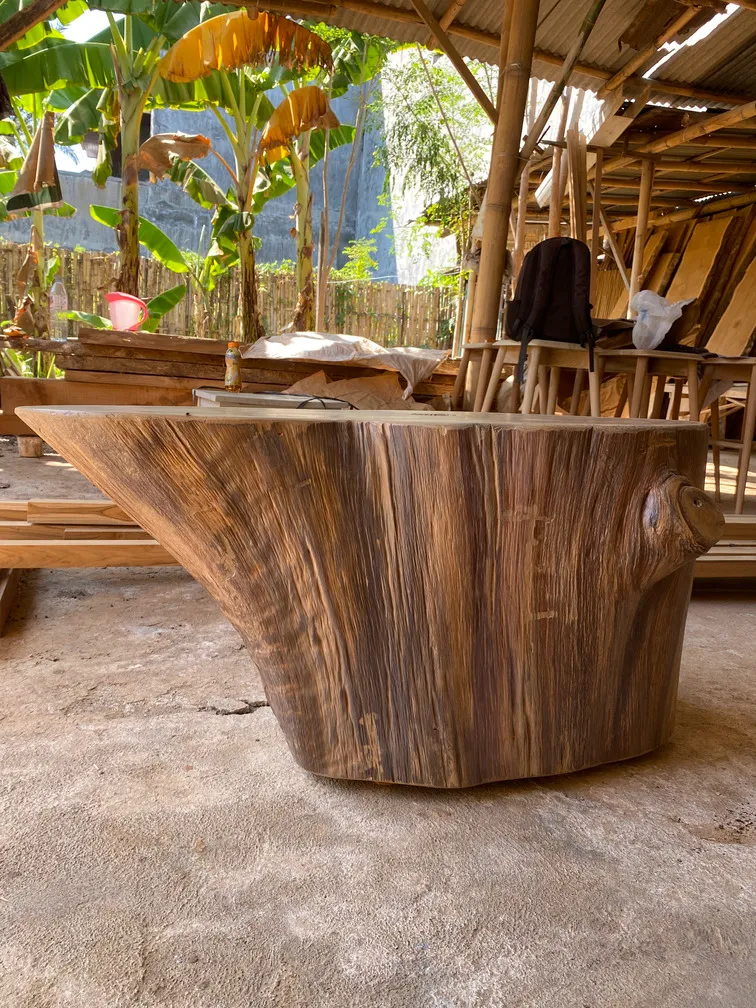 Meja kayu dari potongan akar dengan bentuk membulat