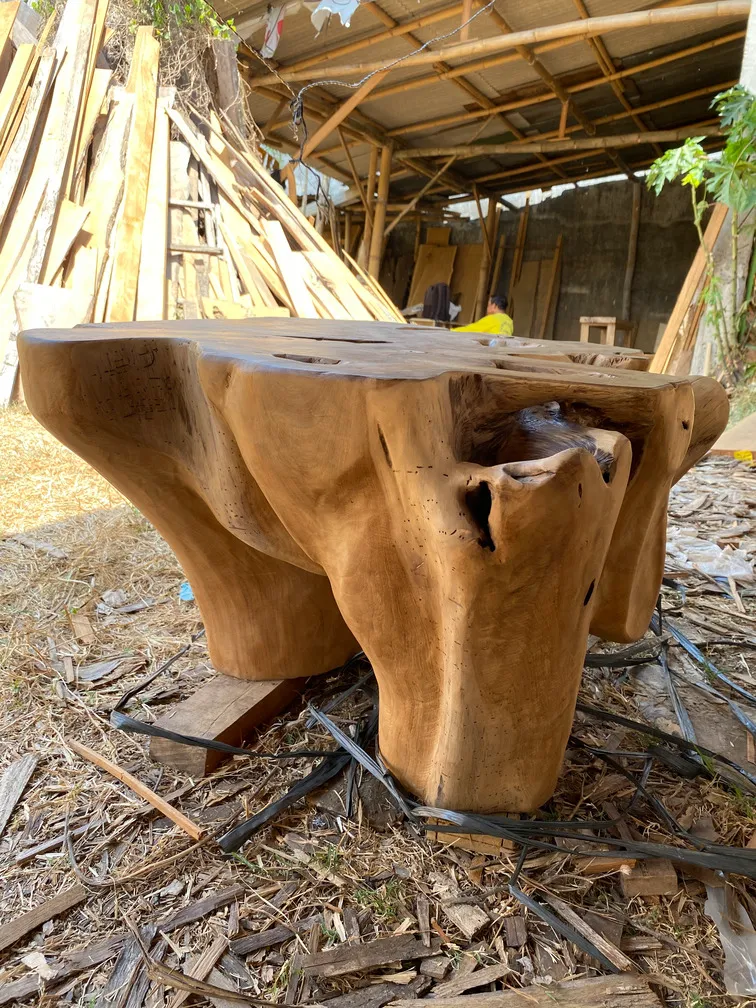 Meja kayu dari akar dengan penopang bercabang