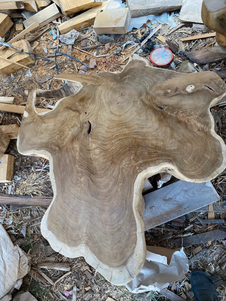 Papan kayu berbentuk alami di area bengkel