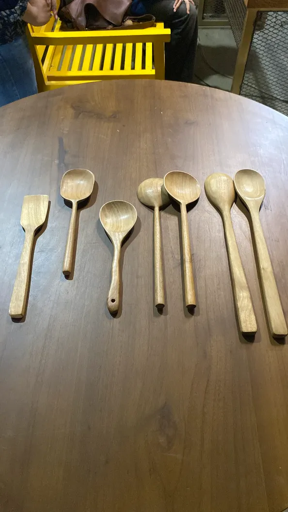 Set sendok kayu tersusun di atas meja