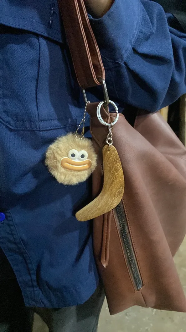 Aksesori kayu kecil tergantung pada tas