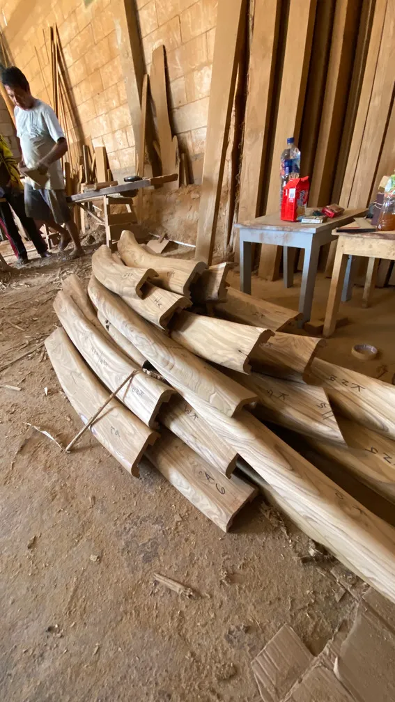 Tumpukan papan dan balok kayu di dalam bengkel