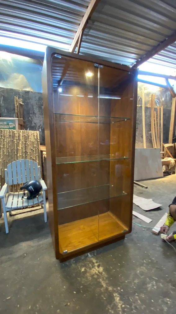 Lemari kayu tinggi dengan empat panel pintu