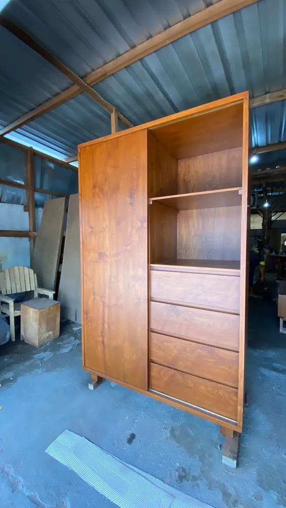 Pintu kayu berpanel dengan garis sederhana