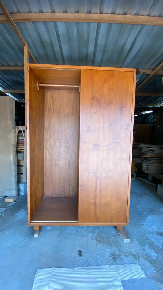 Pintu kayu berdiri di area bengkel