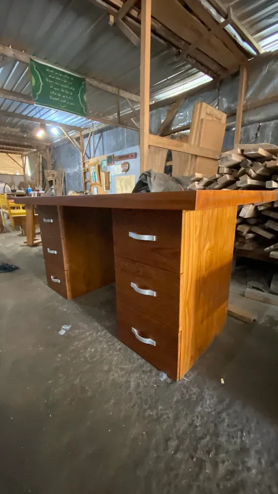 Meja kayu dengan beberapa laci dilihat dari samping