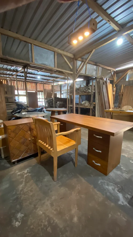 Set meja dan kursi kayu di dalam bengkel