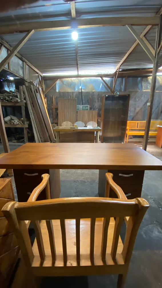 Meja makan kayu dengan kursi berdesain bilah