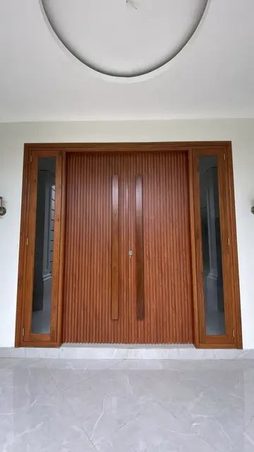 Pintu utama jati dua daun dengan kaca samping, terpasang di rumah pelanggan