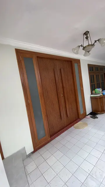Pintu jati dua daun dengan kaca samping di rumah pelanggan