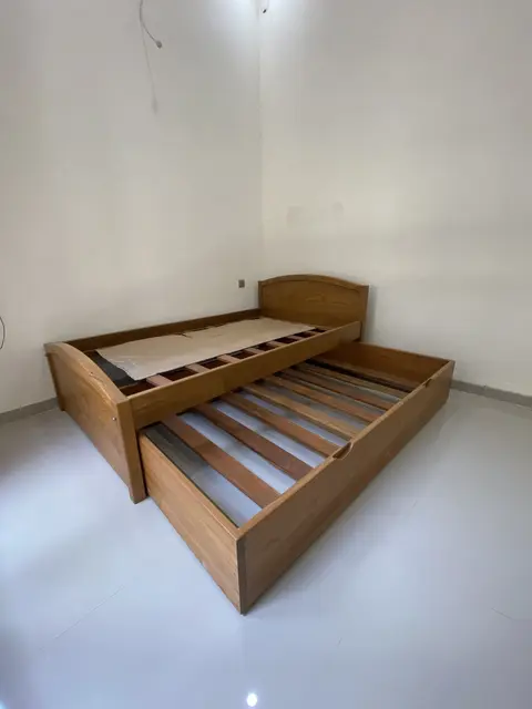 Tempat tidur jati dengan ranjang sorong di bawahnya