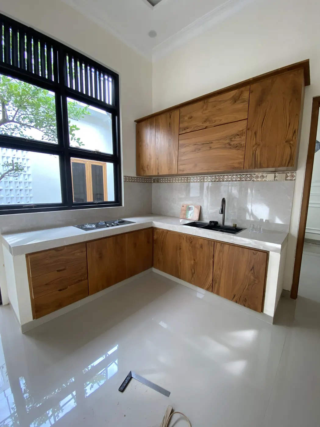 Kitchen set jati berbentuk L dengan kabinet atas dan bawah